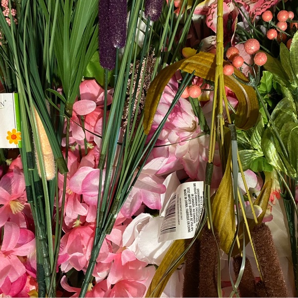 A BOX OF MIXED SEASON FAUX FLOWERS AND PICKS THEY ARE NOT CUT DIY CRAFTS - Picture 6 of 11